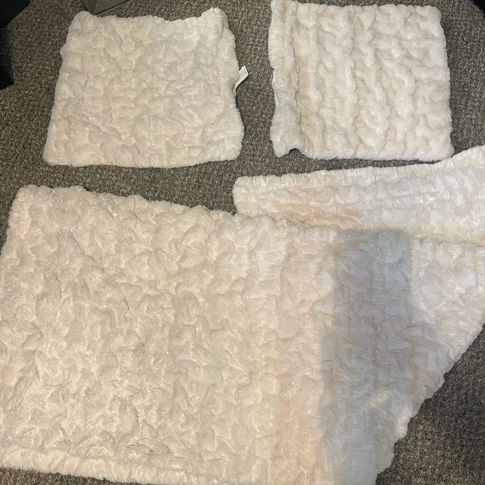 White Sherpa throw blanket and pillows